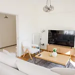 Cozy In Center *